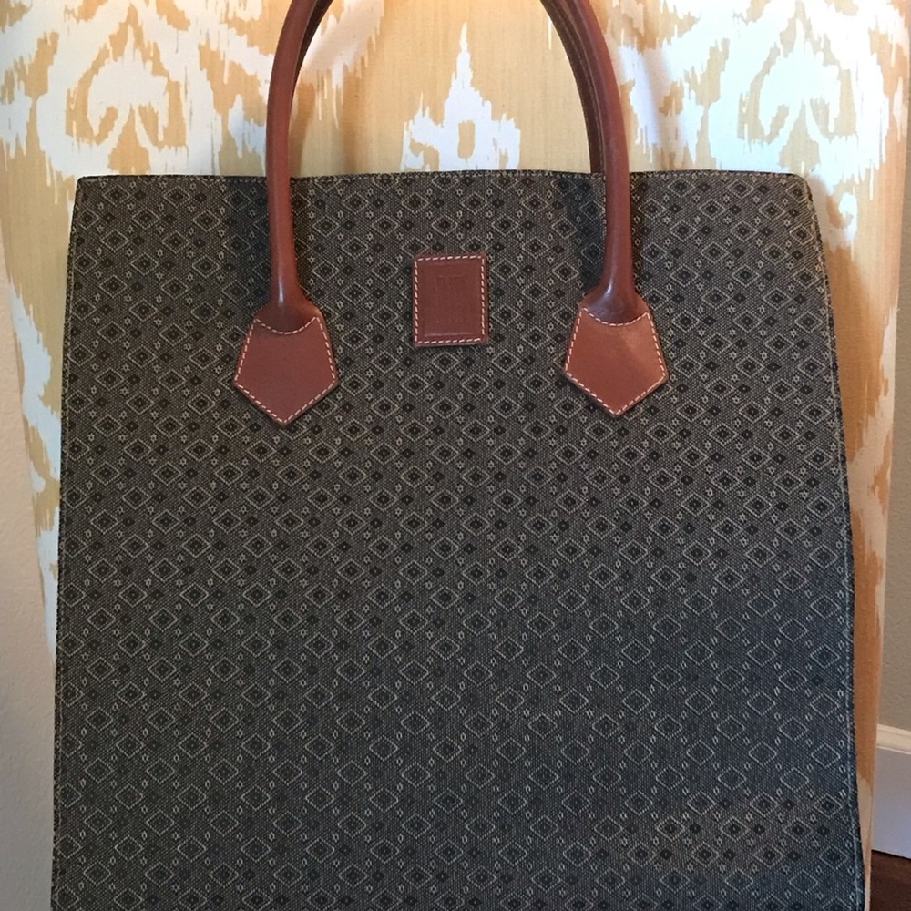 Tommy Hilfger work tote. Can fit laptop and other work files. It great condition